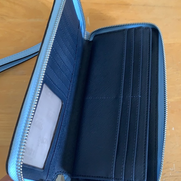 Michael Kors wristlet - Picture 4 of 4